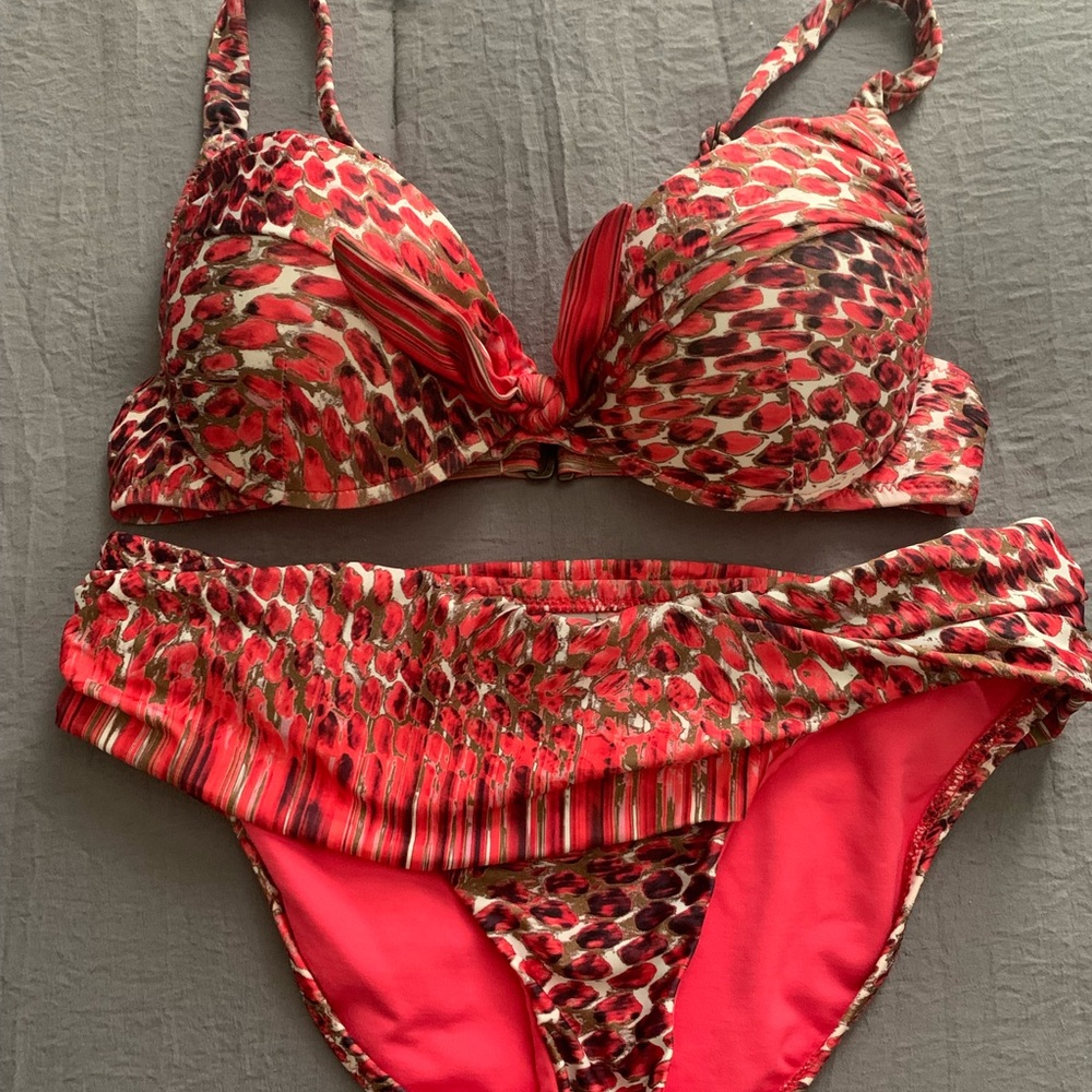 Becca 2 piece bathing suit in EUC.